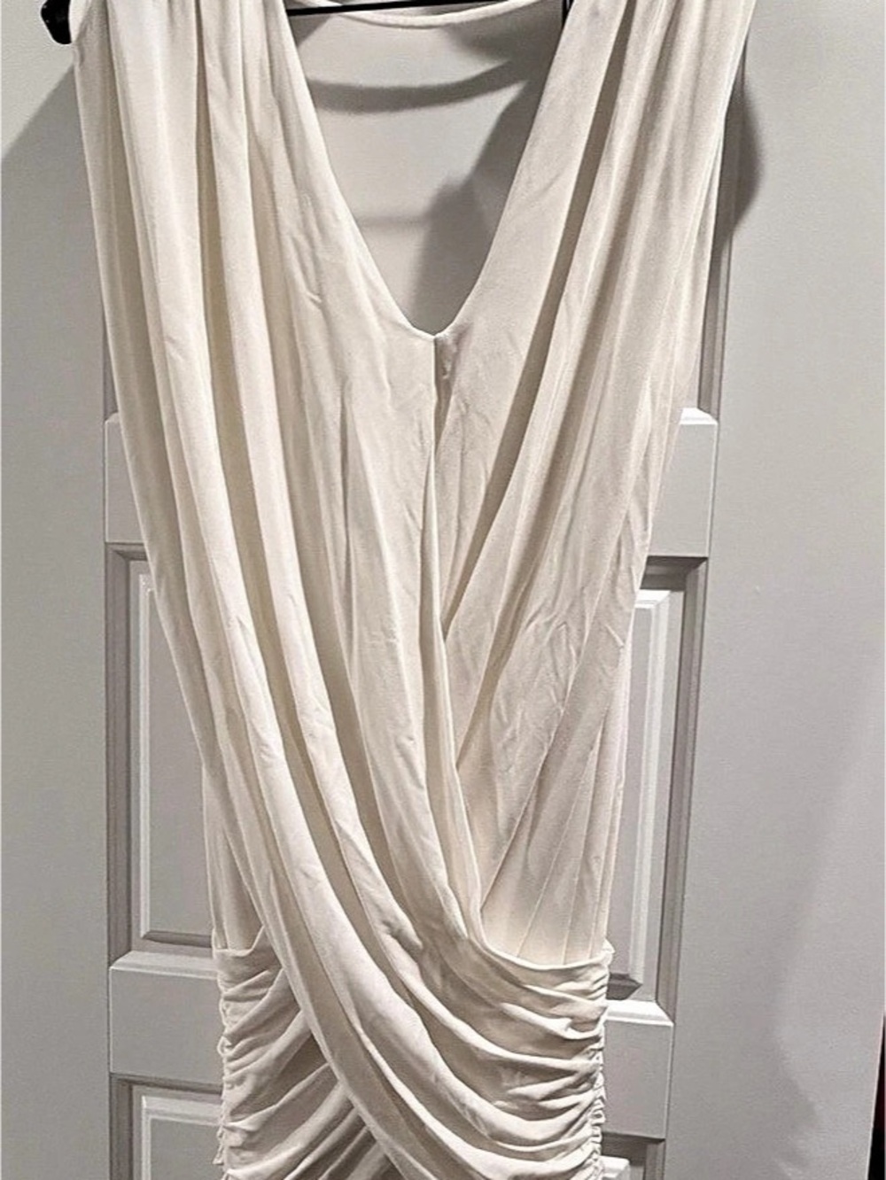 LIKE NEW - BCBG MAXAZRIA
Alondra Ruched Mini Dress in White